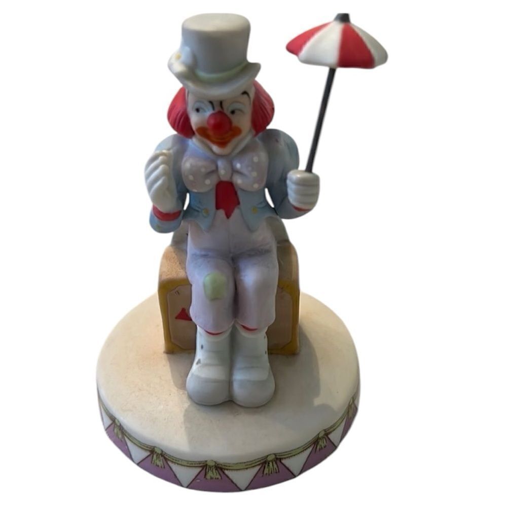 Vintage 1983 Wallace Berrie Circus Royale porcelain #9610 sitting clown EVC